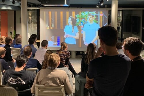 Die Sendung Höhle der Löwen wird im Büro und Coworking Space von findependent ausgestrahlt. Vor der Leinwand sitzen viele Menschen auf Stühlen