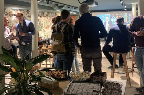 Apéro mit stehenden und sitzenden Menschen nach der Ausstrahlung der TV-Sendung 